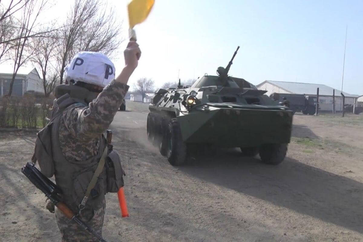Переброску боевой техники на полигоны начали Вооруженные силы Казахстана