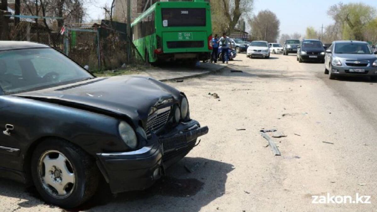 В Алматы у автобуса отказали тормоза. В аварию попали восемь машин и трактор