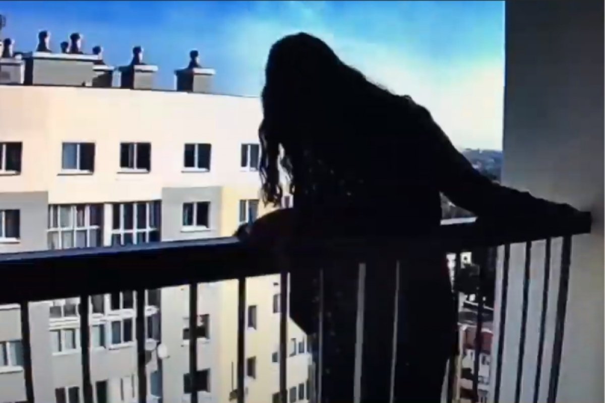 Девочка прыгнула с балкона