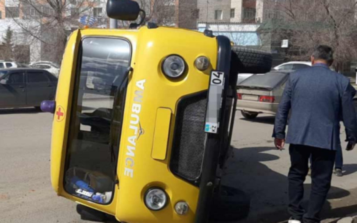 ДТП в Актобе: водитель легковушки не уступил дорогу скорой помощи