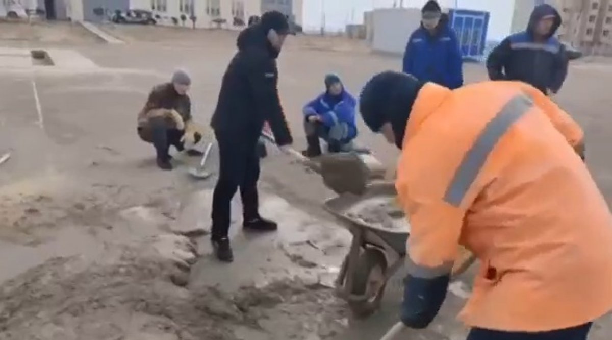 "Нас шантажируют": учителей колледжа заставили укладывать асфальт в Мангистауской области
