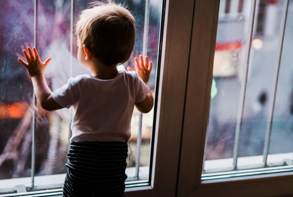 В Караганде еще один малыш выпал из окна, оставшись без присмотра взрослых