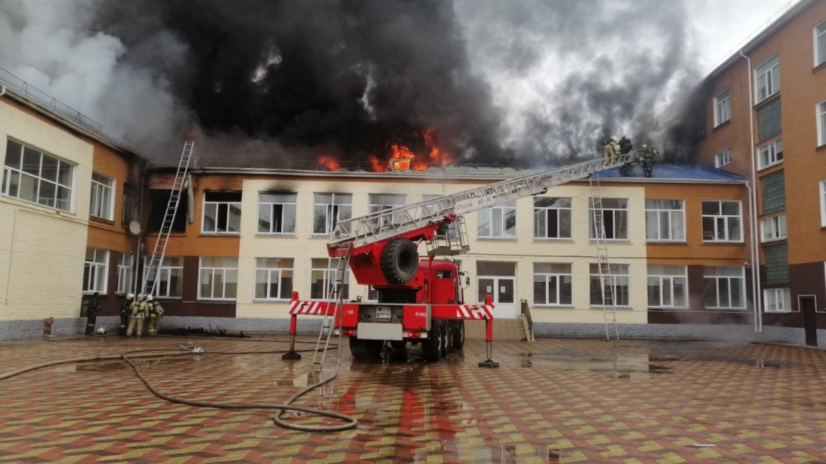 Крыша школы горит в Павлодаре