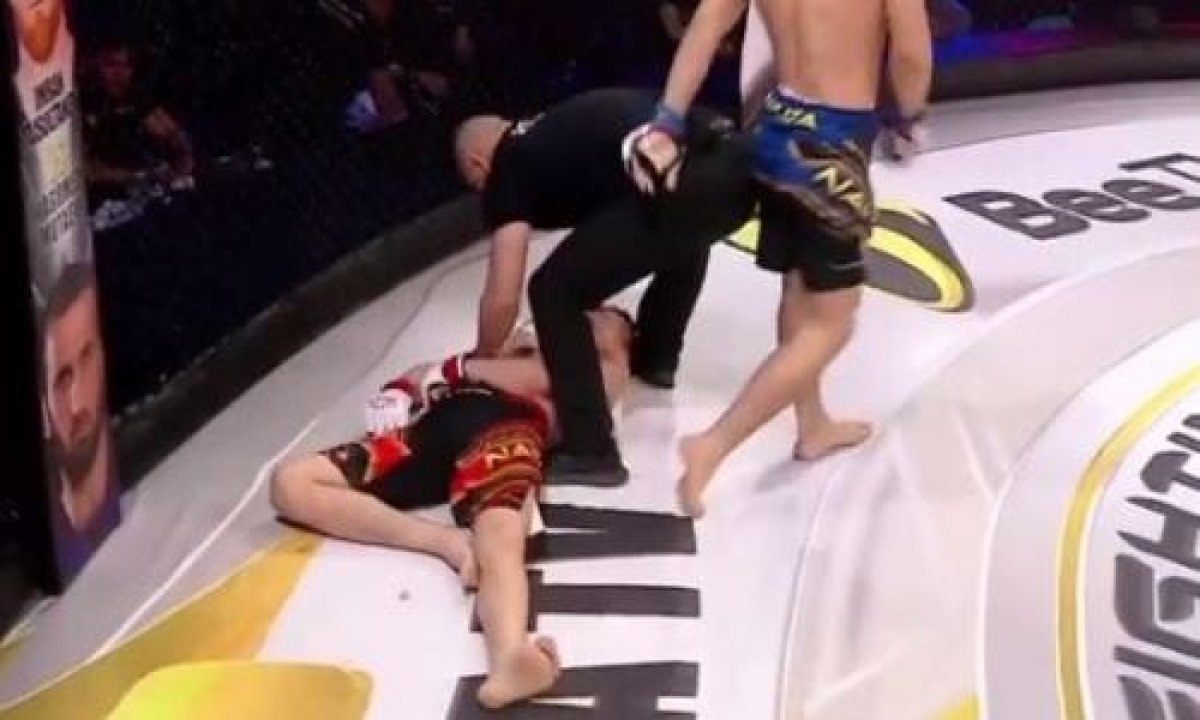 Казахстанские бойцы выступают на турнире MMA