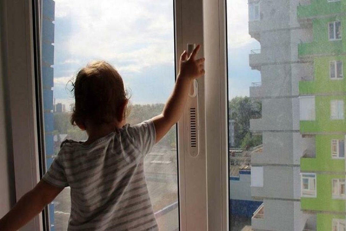 Двое детей выпали из окон в Карагандинской области