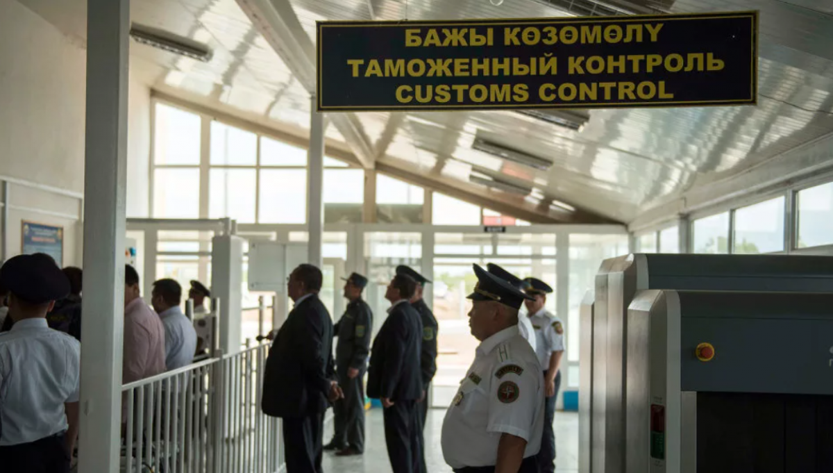 Чиновники будут проходить таможню: в МИИР о досмотре ряда лиц в аэропортах