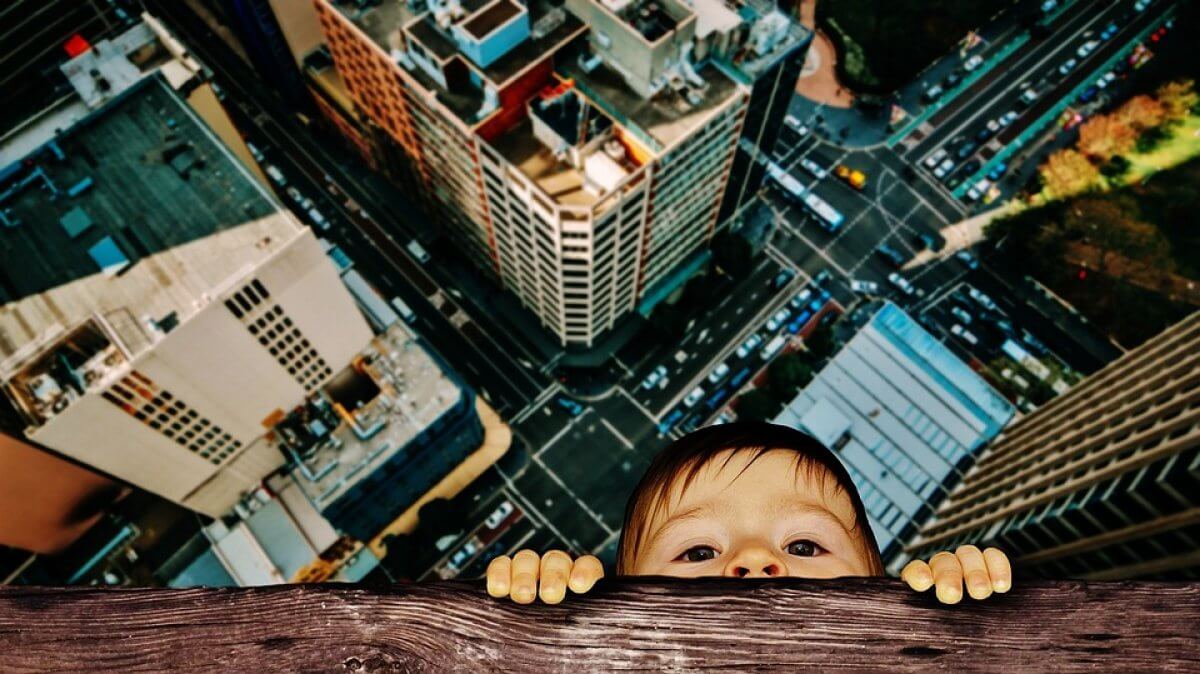 Четырехлетний мальчик выпал с балкона третьего этажа в Усть-Каменогорске