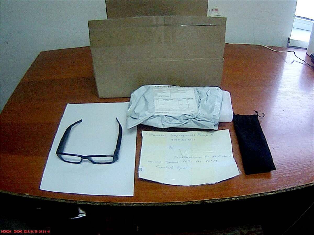 Осужденному за терроризм пытались передать шпионские очки в камеру