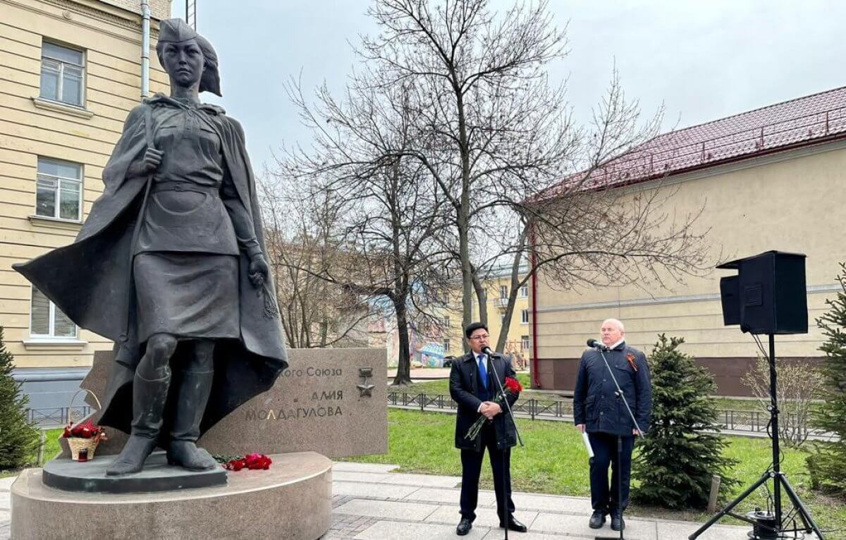 К памятнику Молдагуловой возложили цветы в Санкт-Петербурге