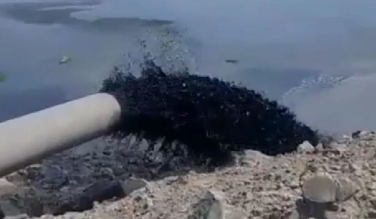 Слив черной жидкой массы в Каспий объясняют дноуглубительными работами