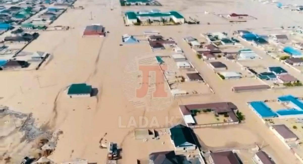 Затопленный по самую крышу район Жанаозена сняли на видео с дрона