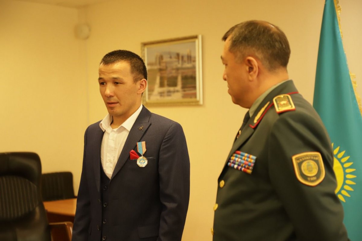 В МЧС наградили мужчину, который спас ребенка от падения из окна в Нур-Султане