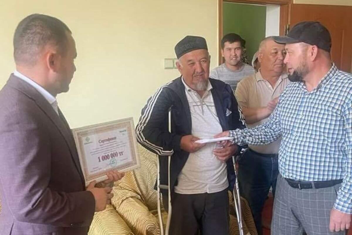 "Мы гордимся сыном": в Кызылорде родителям Сабита Шонтакбаева вручили миллион тенге