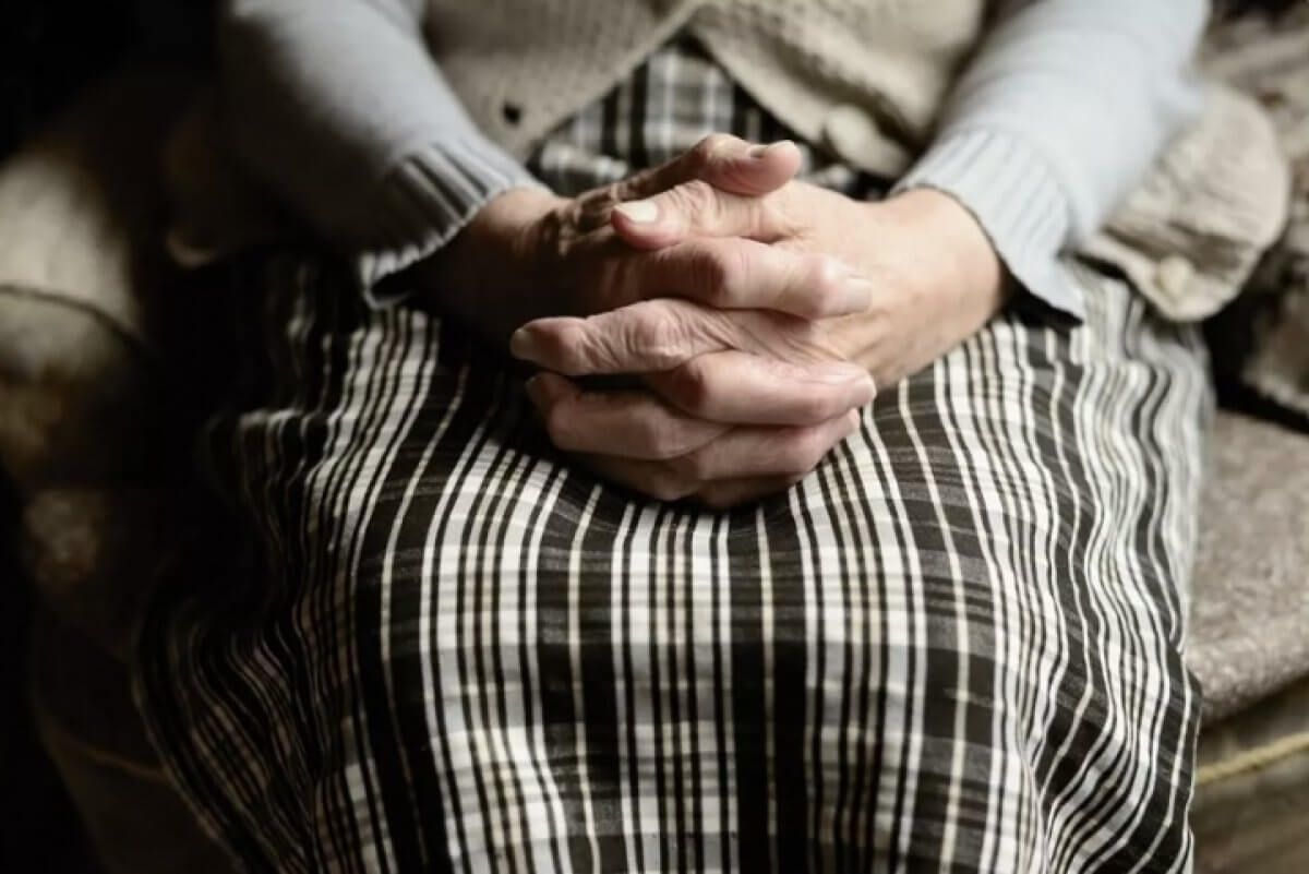 Около 30 пенсионерок стали жертвами мошенника в Алматы