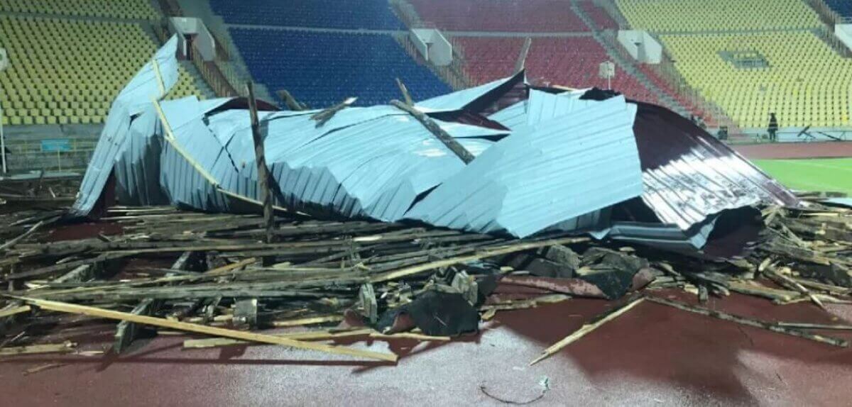 Проверяли и перед игрой, и в январе: слетевшая крыша на стадионе Шымкента стала для чиновников сюрпризом