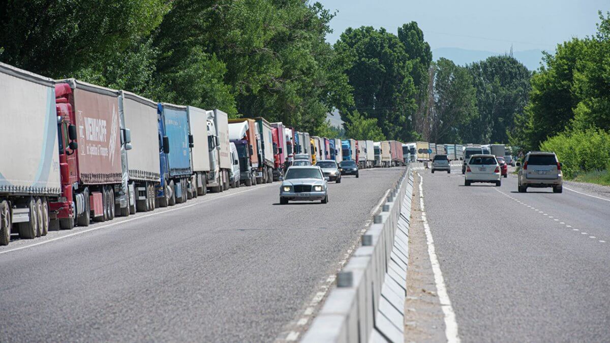 На границе Казахстана и Кыргызстана застряли 200 грузовиков