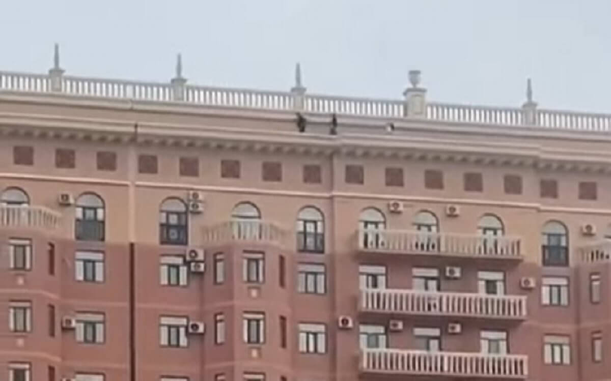 Бегающих по крыше детей сняли на видео в Актау
