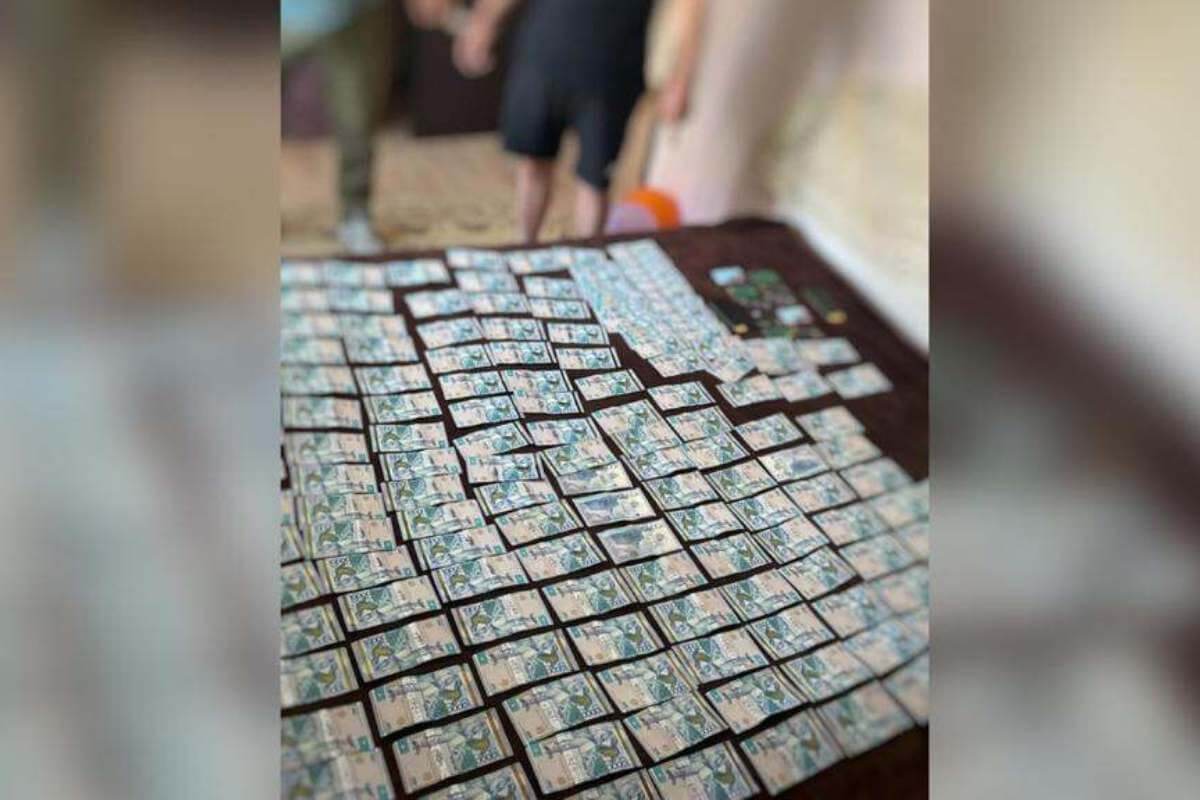 Мошенники убедили жителя Степногорска продать квартиру и перевести им все деньги