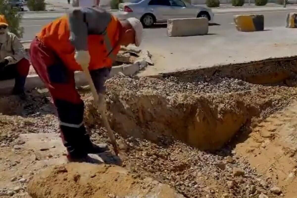 Асфальт провалился на проезжей части в Актау