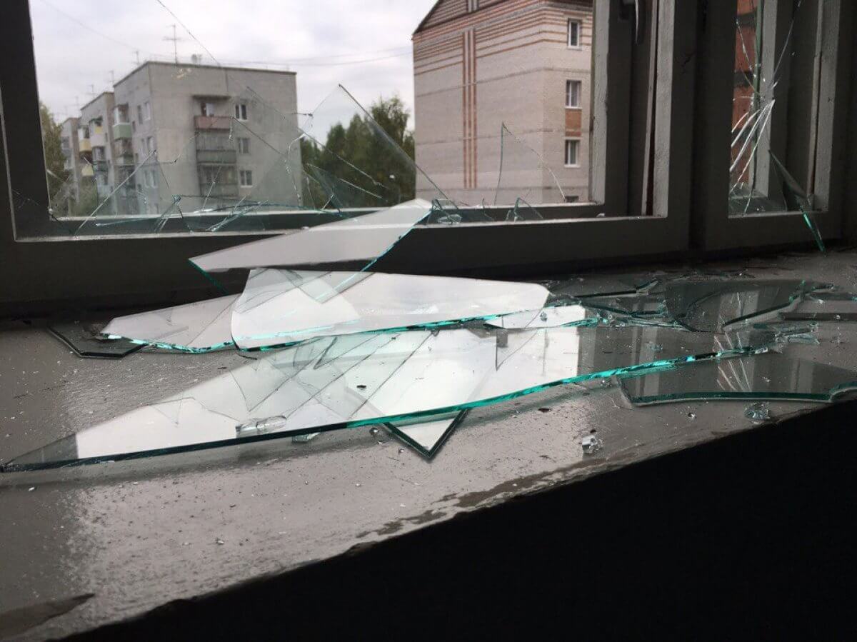 Разбила стеклянный. Разбитое стекло в доме. Разбитое окно в квартире. Разбитое стекло в окне. Разбитые стекла в подъезде.