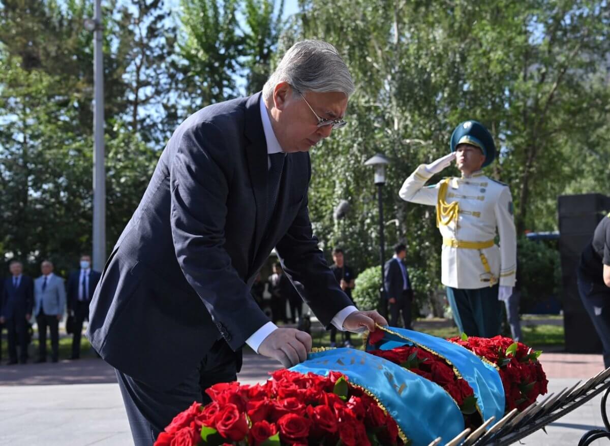 Токаев почтил память жертв репрессий и голода