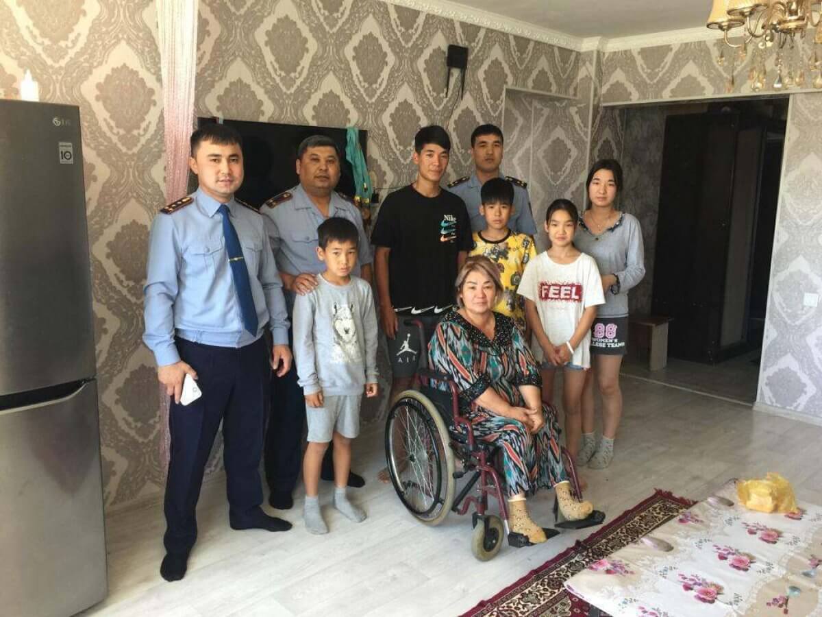 Многодетной матери оказали матпомощь на лечение полицейские Шымкента