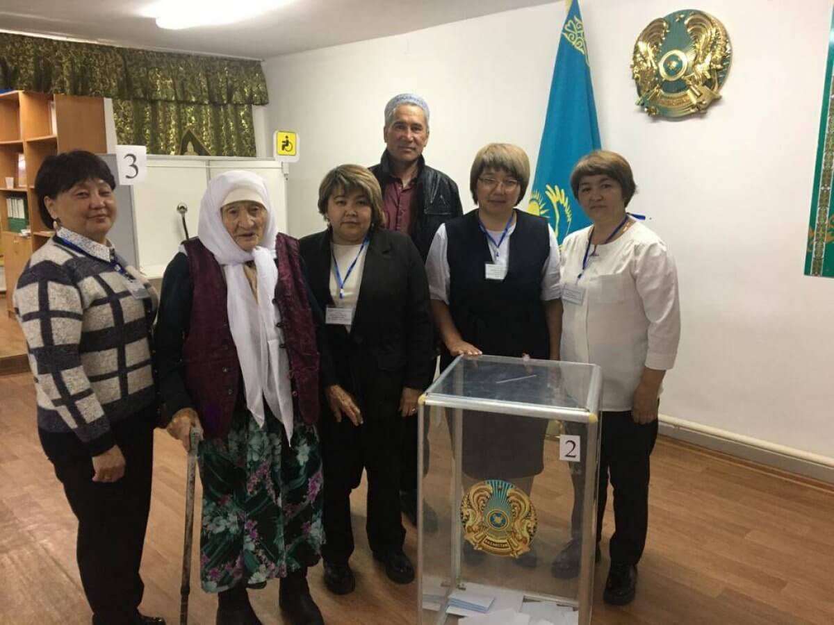 106-летняя жительница Кенжеколя пришла на участок для голосования