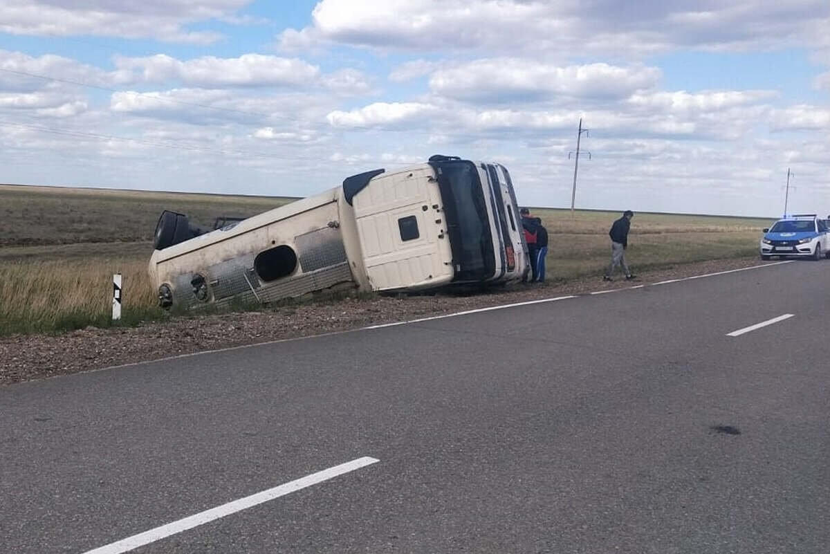 Бензовоз, перевозивший 36 тонн горючего, опрокинулся на трассе в СКО