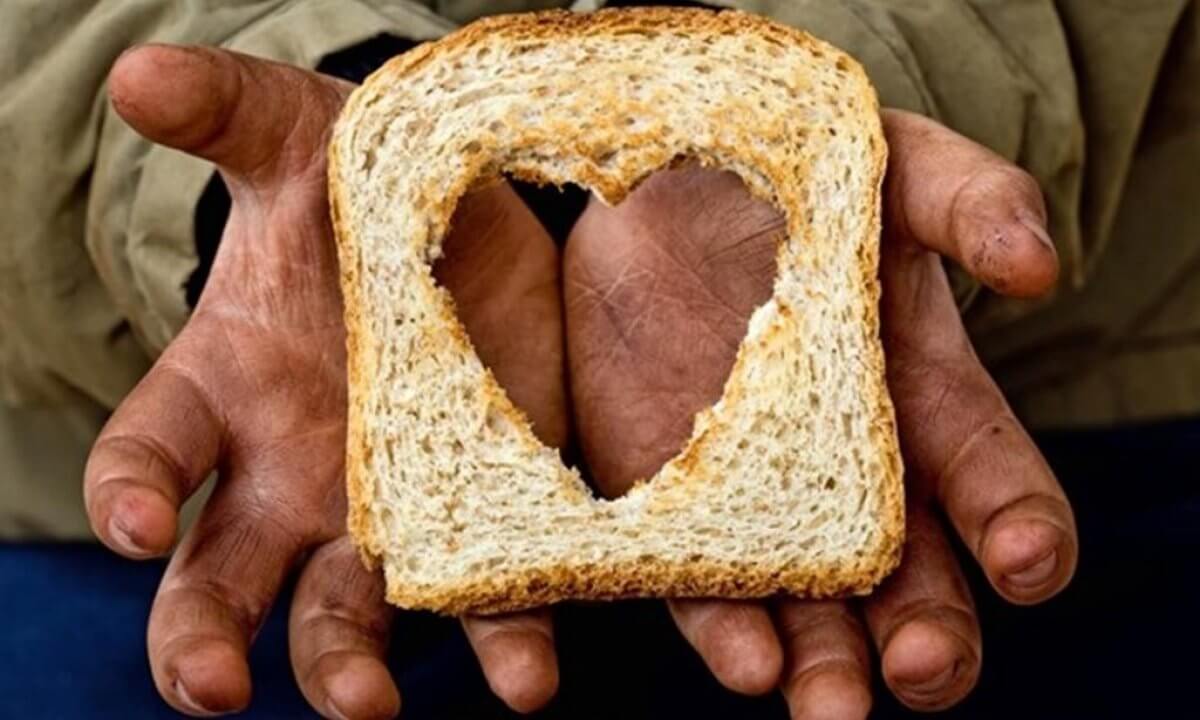 Кусок хлеба в руке