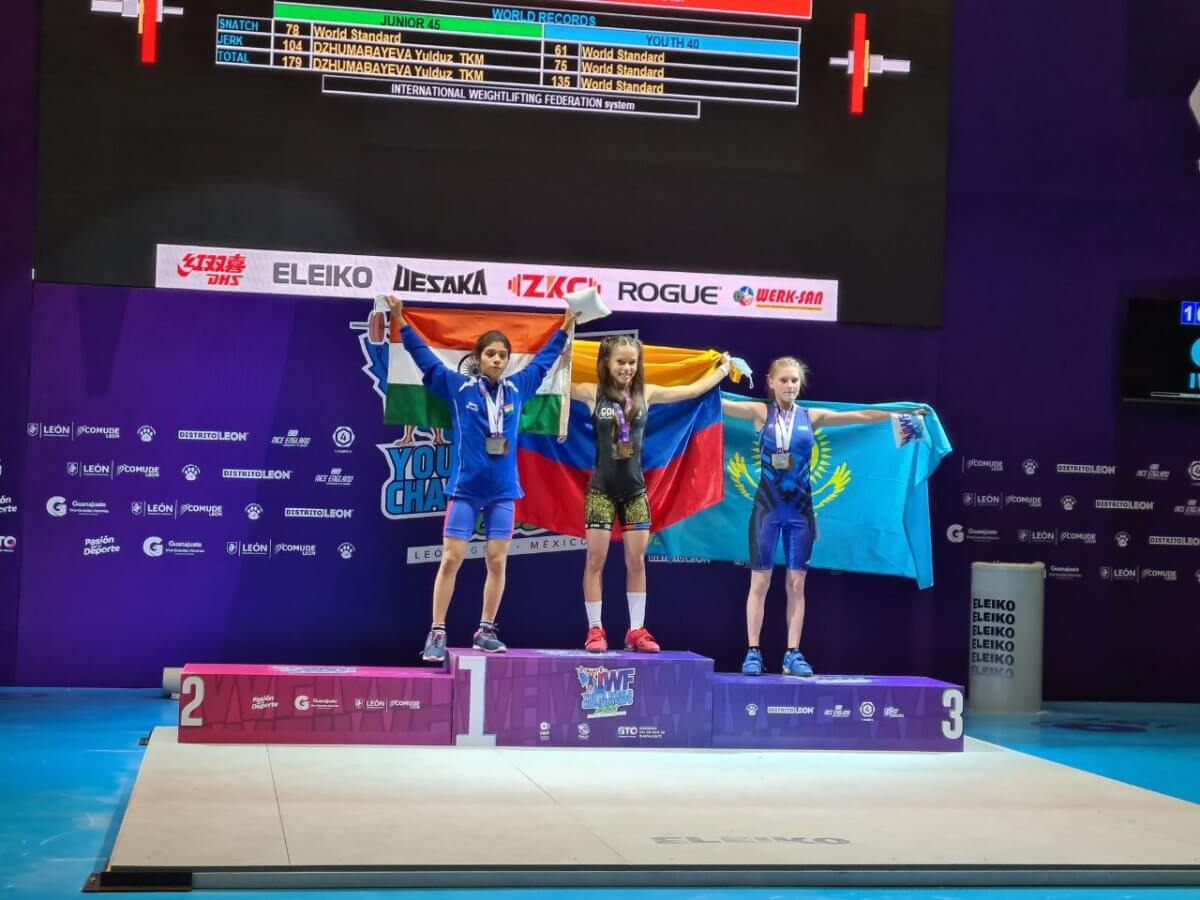 Казахстанка завоевала "бронзу" на чемпионате мира по тяжелой атлетике