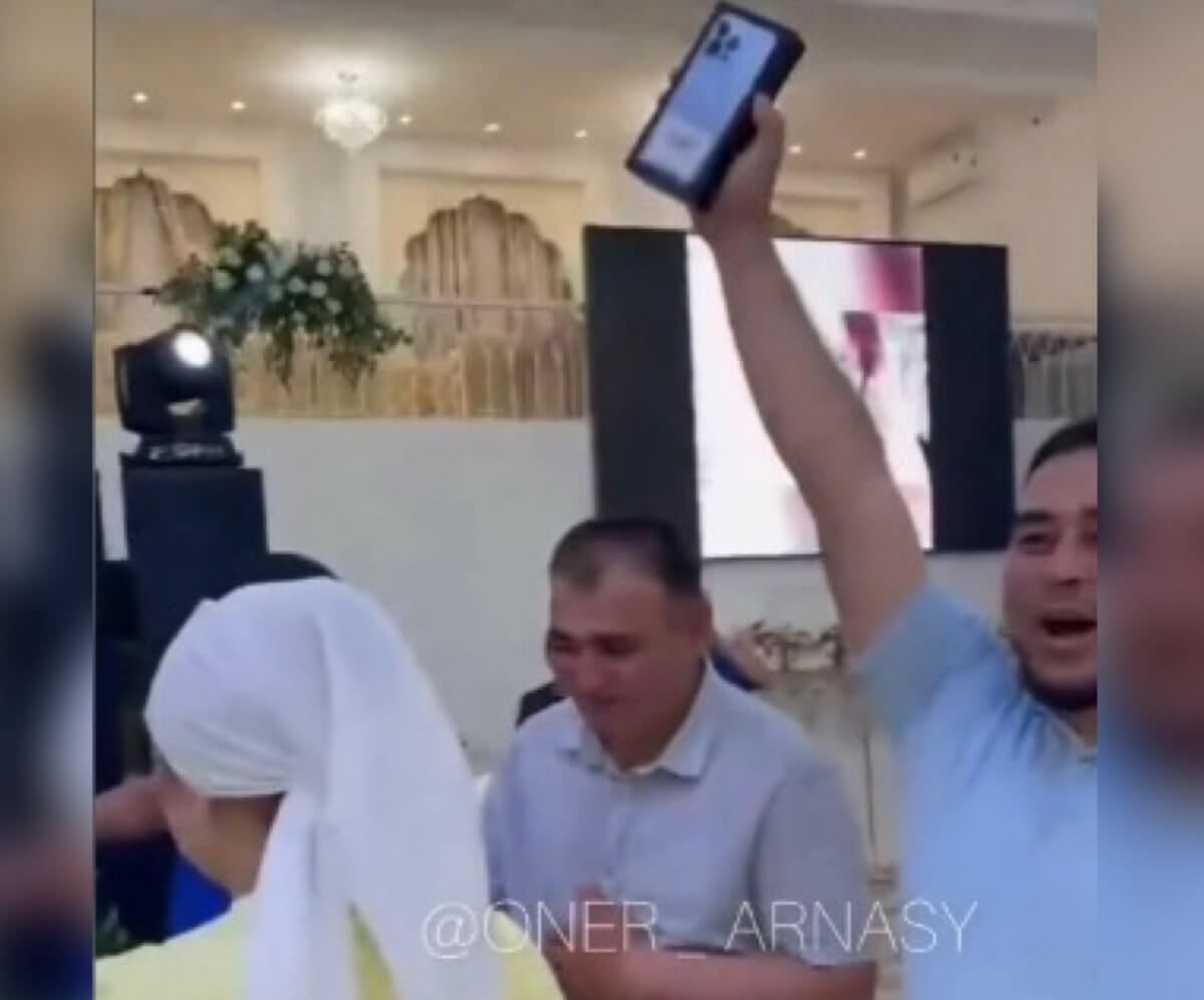 iPhone вместо сувениров: видео с тоя обсуждают в Казнете