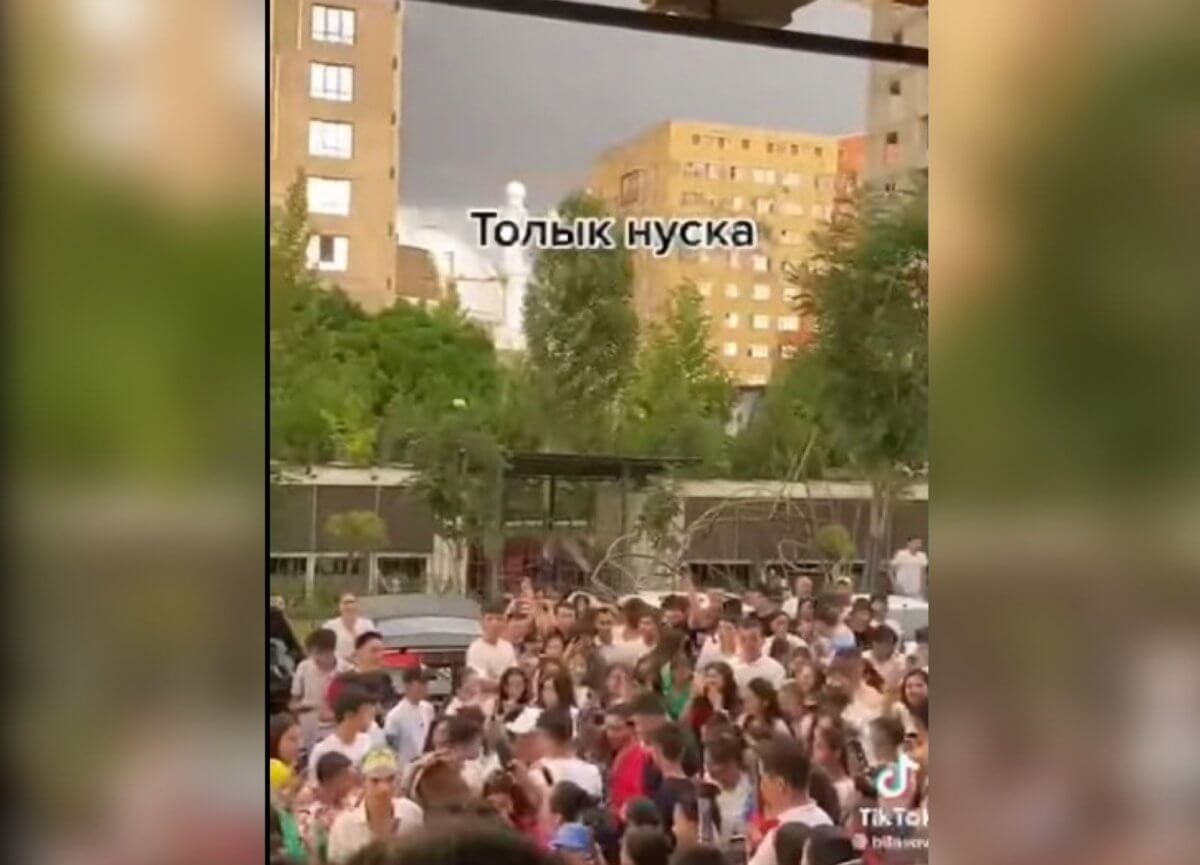 "Пытались прорваться в здание": давку из-за бесплатного концерта устроили в Шымкенте
