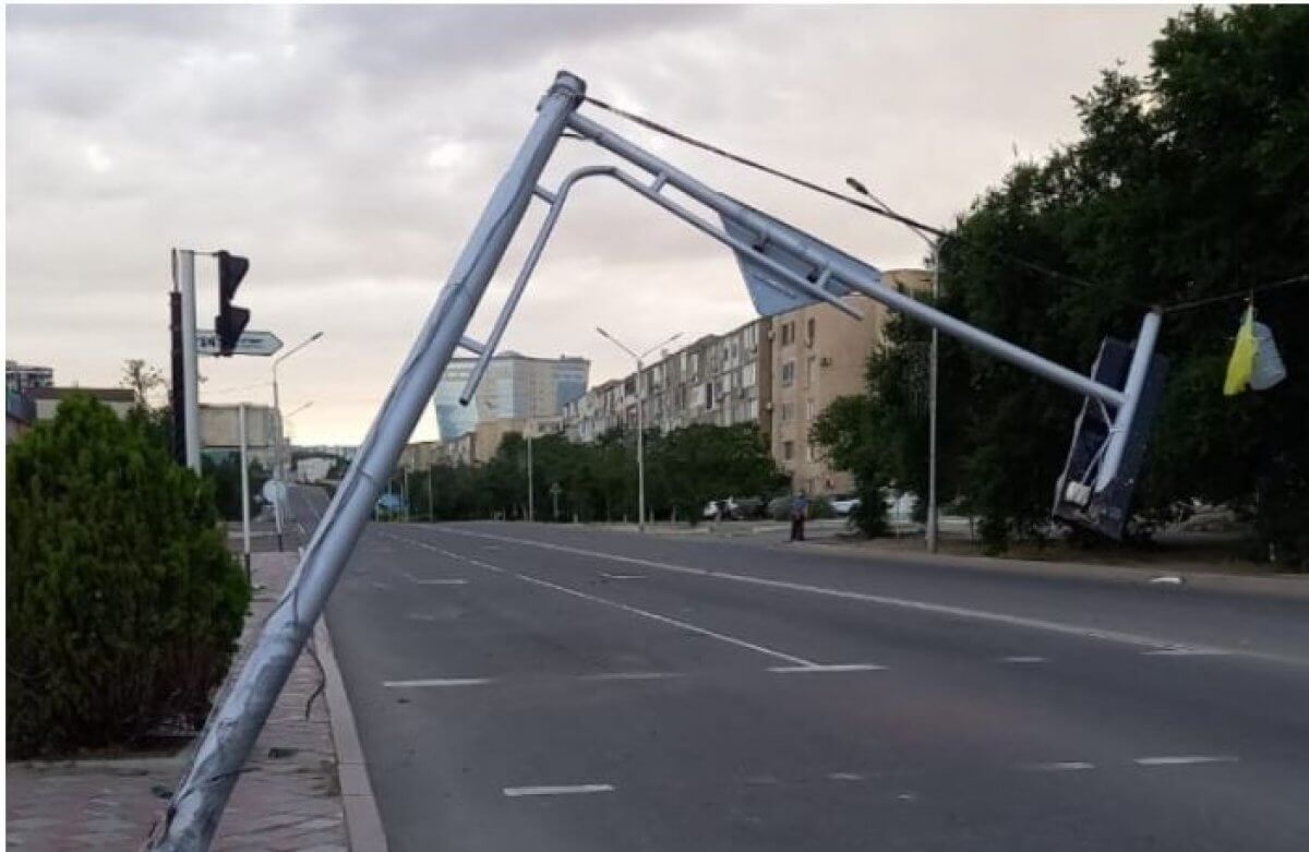 Пьяный водитель снес светофор и опрокинул авто, пострадала беременная
