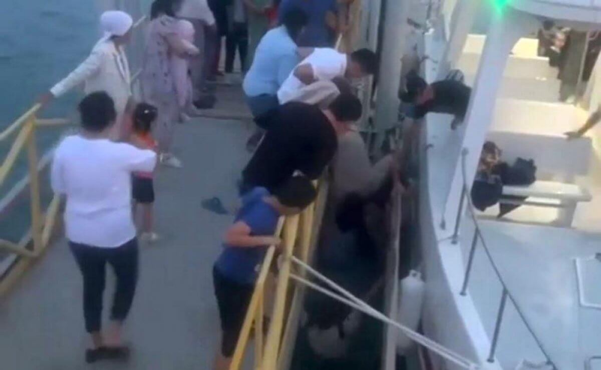 Катер чуть не задавил упавшего в воду ребенка в Актау