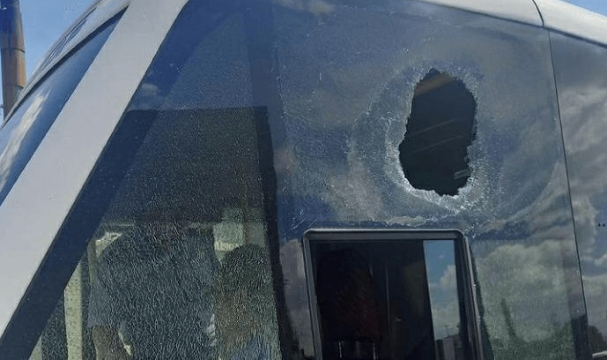 Мужчина забросал маршрутку кирпичами в Павлодаре