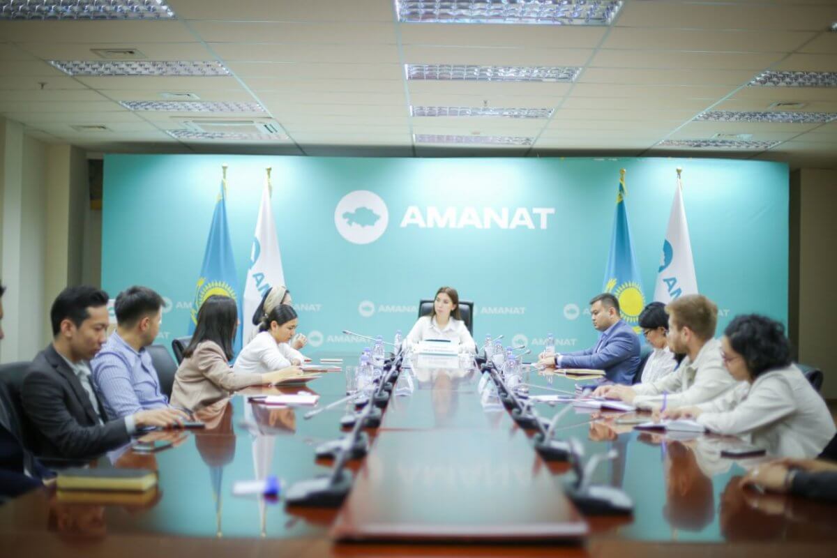 Проблему интернет-зависимости обсудили в молодежном крыле партии AMANAT