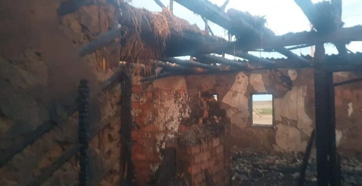 Жилой дом сгорел после удара молнии в Атырауской области
