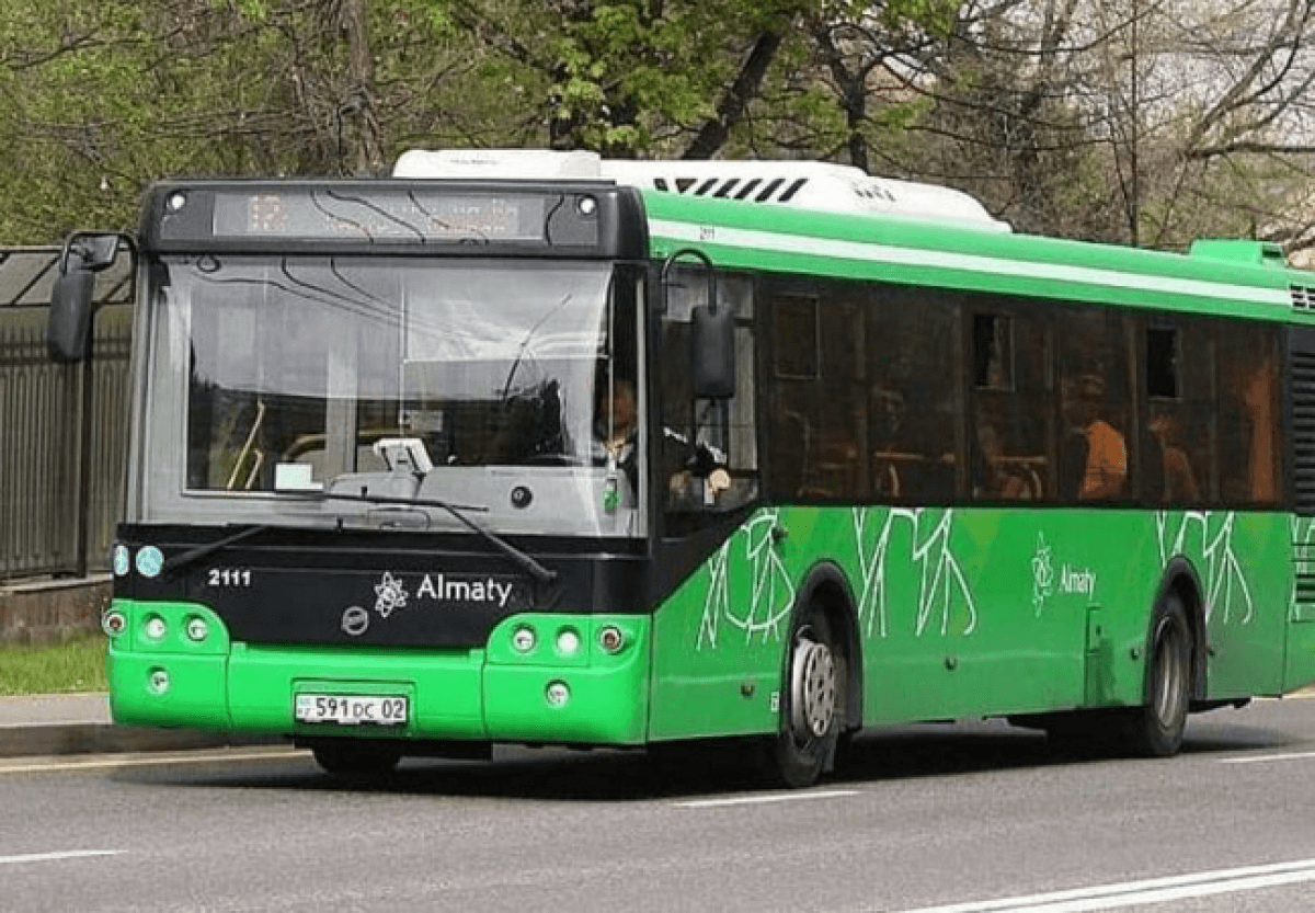 На полтора месяца изменятся маршруты четырех автобусов и троллейбуса в  Алматы