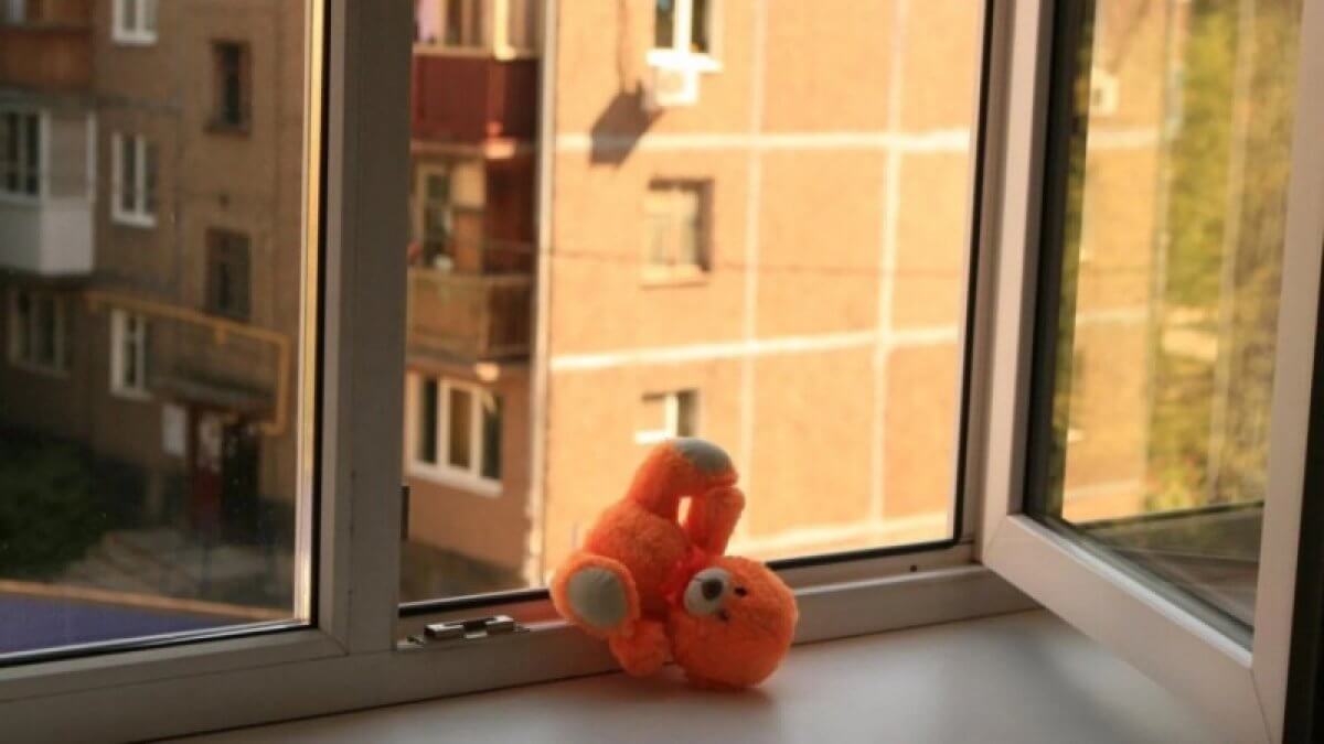Четырехлетний ребенок выпал из окна третьего этажа в Уральске