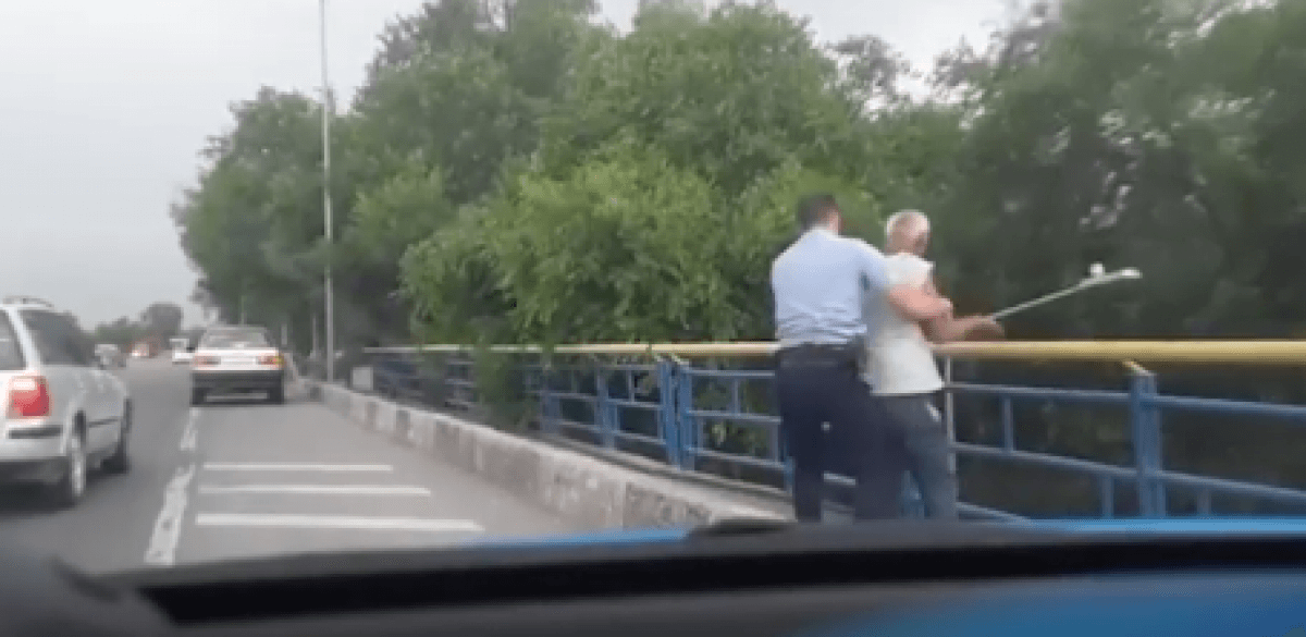 Упавший мужчина с моста