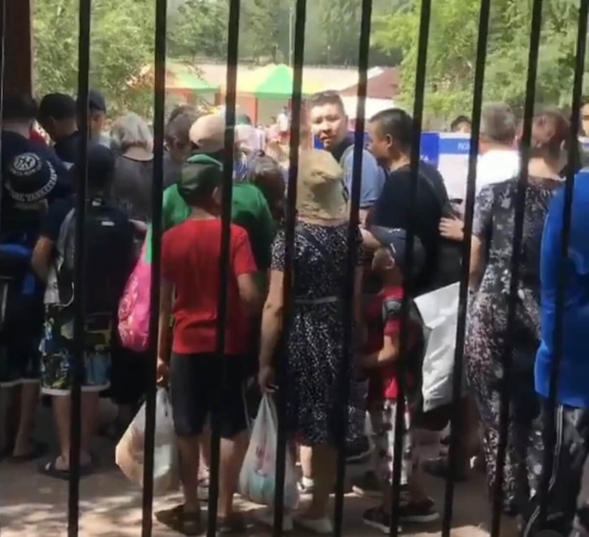 Давка на жаре и выброшенные на ветер деньги: астанчане жалуются на нехватку мест для купания