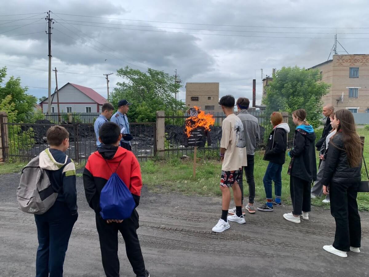 Чучело наркомании сожгли перед детьми полицейские в СКО
