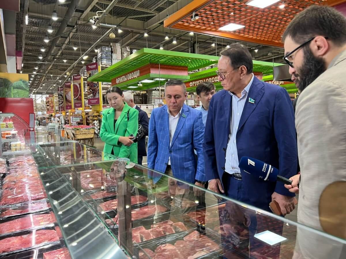 Аманатовцы проинспектировали цены на социально значимые товары в Алматы
