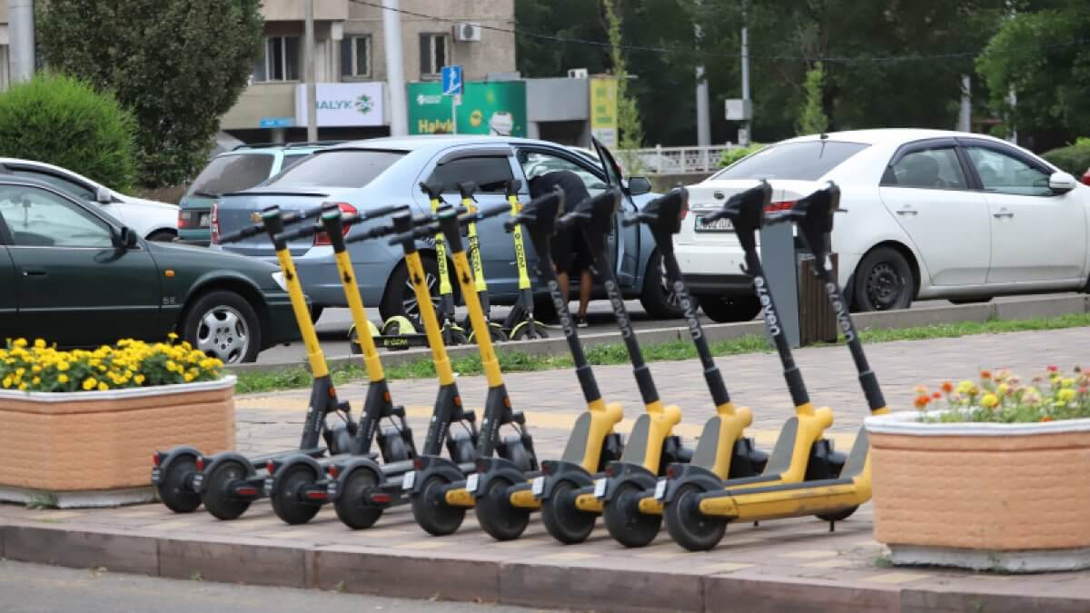 Ездить на электросамокатах в парках и скверах запретили в Алматы