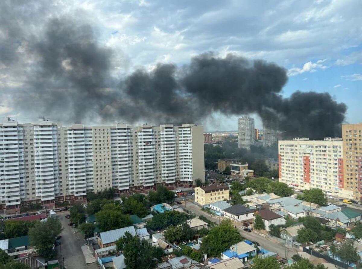 Частный дом горит в спальном районе Нур-Султана