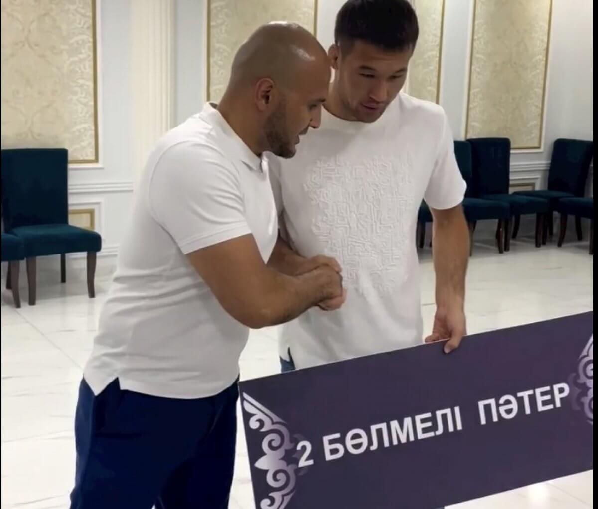 Казахстанскому файтеру подарили квартиру в Актау