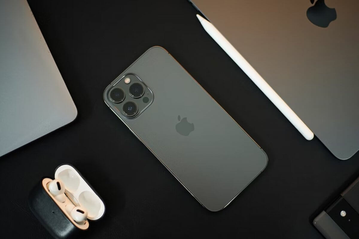 Дату начала продаж новых iPhone назвали в СМИ