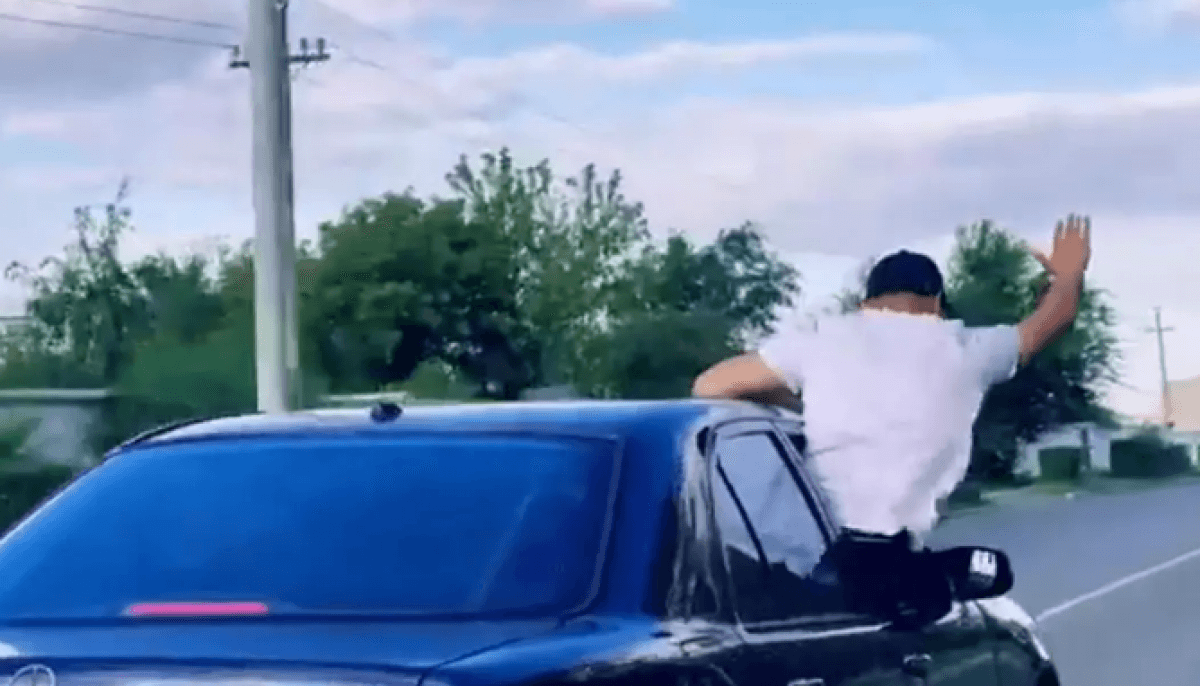 Высунулся в окно и проехал по городу: водитель и пассажир оштрафованы в Экибастузе (ВИДЕО)