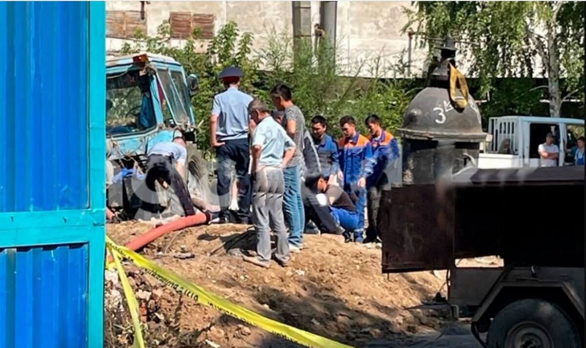 Сточными водами затопило двух человек в Уральске