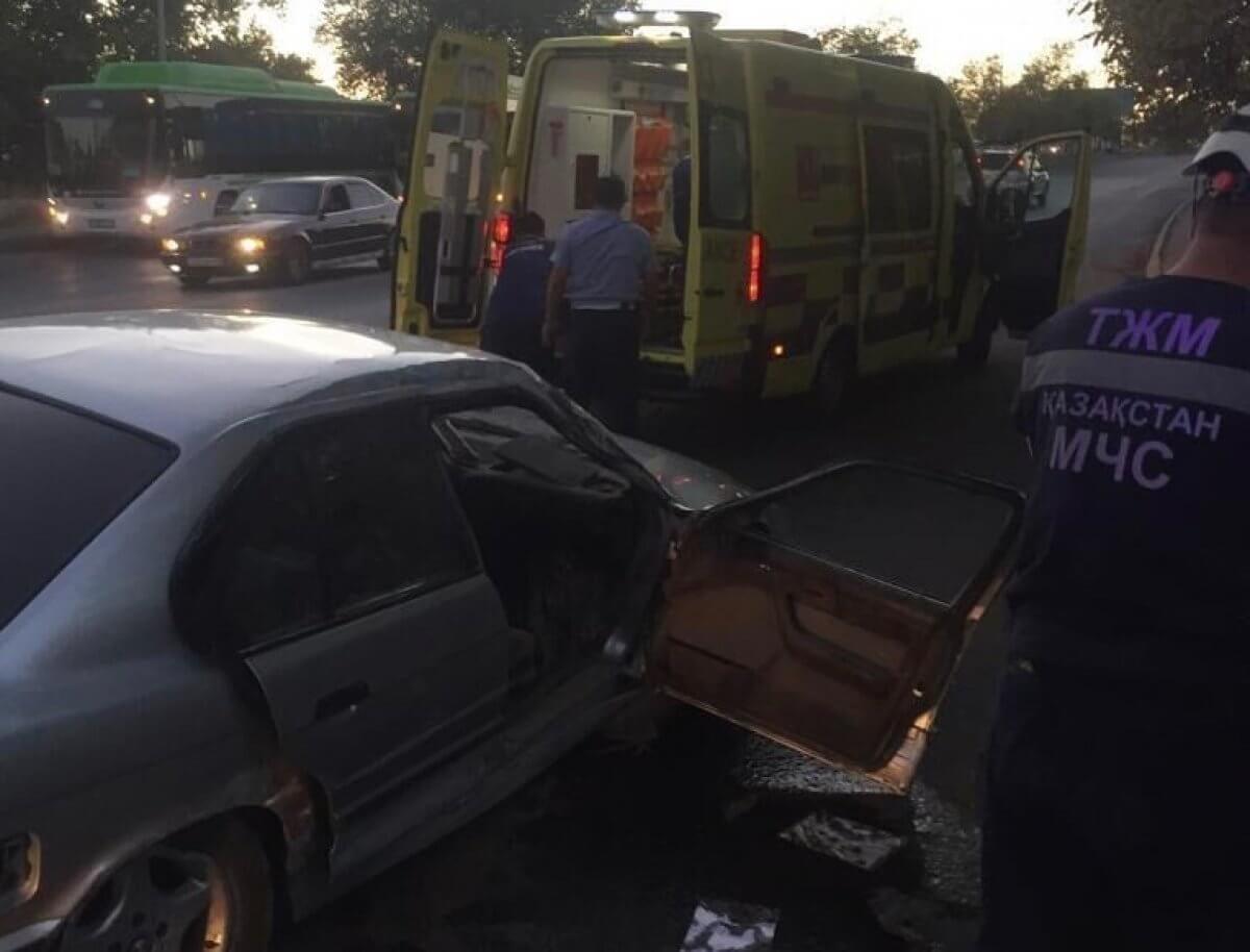 Мужчину зажало в машине во время ДТП в Шымкенте